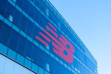 11 Kasım 2023 'te Boston, MA, ABD' deki New Balance NB genel merkezi. New Balance Atletics, kısaca New Balance, ABD 'li spor ayakkabı ve giysi üreticisi..