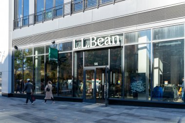 Boston, MA, USA - 11 Kasım 2023: Yayalar Boston, MA, ABD 'de bir L.L.Bean giyim mağazasının önünden geçtiler. L.L.Bean ünlü bir açık hava perakendecisi..