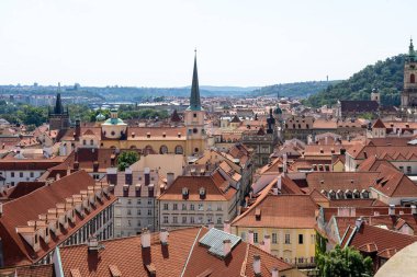 Prag, Çek Cumhuriyeti - 7 Ağustos 2024: Çek Cumhuriyeti 'nin Prag kentindeki Küçük Kasaba' ya Havadan Bakış.