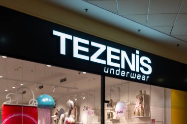 Viyana, Avusturya - 3 Ağustos 2024: Avusturya 'nın Viyana kentindeki bir alışveriş merkezinde bir TEZENIS iç çamaşırı mağazası.