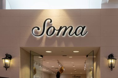 Natick, MA, USA - 9 Kasım 2023: Natick, Massachusetts, ABD 'deki bir alışveriş merkezindeki Soma mağaza tabelasının kapatılması.