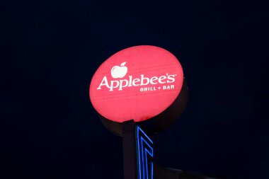 Niagara Şelalesi, Ontario, Kanada - 8 Aralık 2023: Bir Applebee işareti Niagara Şelalesi, Ontario, Kanada. Applebee 's bir lokanta zinciri..