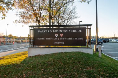 Boston, MA, USA - 11 Kasım 2023: Boston, MA, ABD 'deki Harvard işletme okulunun temel işareti. Harvard İşletme Fakültesi Harvard Üniversitesi 'nin yüksek lisans okulu..