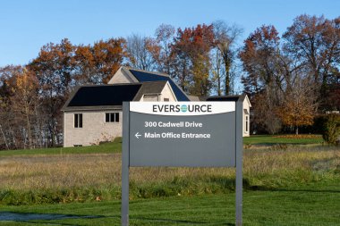 12 Kasım 2023 'te Springfield, MA, ABD' deki Eversource Enerji Merkezi yakınlarında bir rehber levhası. Eversource Energy elektrik ileten ve dağıtan bir enerji sağlayıcısıdır..