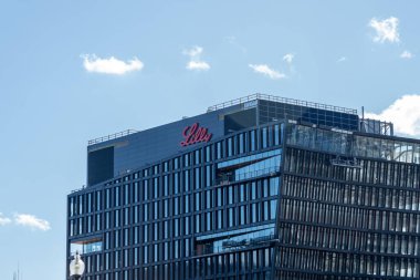 11 Kasım 2023 'te Boston' daki Lilly Genetik Tıp Enstitüsü binasında. Eli Lilly ve Şirketi, Amerikalı bir ilaç şirketi..