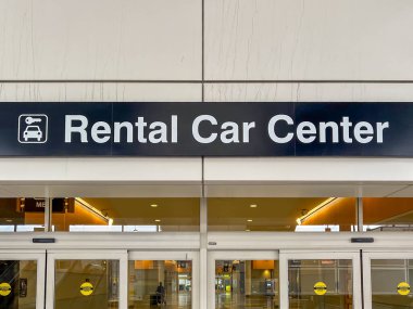 Houston, Teksas, ABD - 1 Nisan 2024: Havaalanındaki Kiralık Araba Merkezi tabelası.