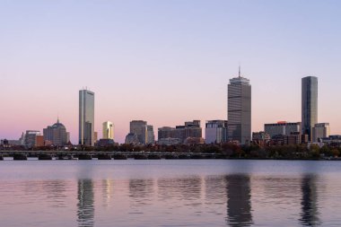 Boston şehir merkezi alacakaranlıkta ufuk çizgisi. Boston, Massachusetts, ABD, 11 Kasım 2023.
