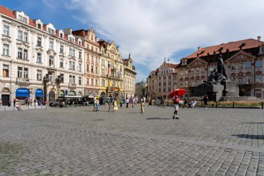 Prag, Çek Cumhuriyeti - 8 Ağustos 2024: Prag, Çek Cumhuriyeti 'ndeki Old Town Square. Eski şehir meydanı Prag 'ın Eski Şehir Mahallesi' nde tarihi bir meydandır..