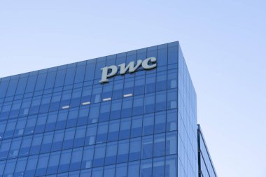 Boston, MA, ABD - 11 Kasım 2023: Boston, MA, ABD 101 Seaport Bulvarı 'ndaki PWC ofisi.