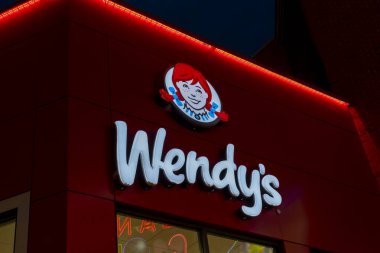 8 Aralık 2023 'te Niagara Şelalesi, Ontario, Kanada' da bir Wendy 'nin restoran tabelası görülmektedir. Wendy 's, uluslararası bir fast food restoran zinciri..