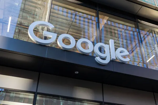 11 Kasım 2023 'te Cambridge, MA, ABD' deki ofis binasında Google imzası. Google LLC, Amerikan çok uluslu teknoloji şirketidir..