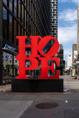 New York City, New York, ABD - 20 Ağustos 2022: Robert Indiana 'nın Pop Sanat Heykeli' Umut 'u New York City, ABD' de 53.