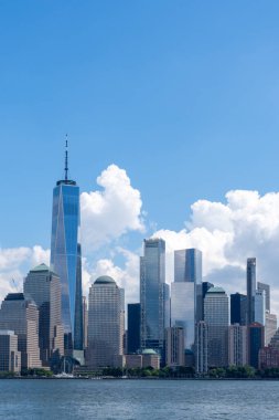 Jersey City, NJ, ABD - 23 Ağustos 2022: Manhattan şehir merkezi silueti Jersey City, NJ, ABD.        