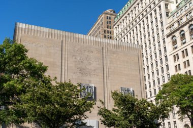 New York, ABD - 19 Ağustos 2022 Brooklyn Battery Tüneli 'nin Manhattan tarafındaki anıtsal havalandırma binası. Brooklyn Batarya Tüneli bir sualtı araç tüneli..