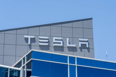 Tesla, 11 Haziran 2023 'te Fremont, CA, ABD' deki Tesla Motors Center 'daki binanın tabelasını imzaladı. Tesla, Inc. bir Amerikan çokuluslu otomotiv ve temiz enerji şirketidir..