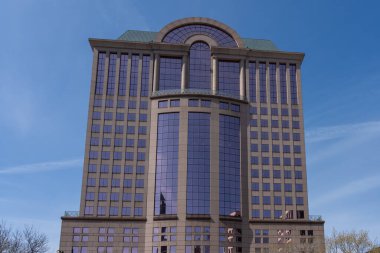 Milwaukee, Wisconsin, ABD - 3 Mayıs 2023: Milwaukee, ABD 'de 1000 Kuzey Su Sokağı' ndaki ofis binası. 1000 Kuzey Su Sokağı Milwaukee 'de 16 katlı, post-modern bir ofis binası..