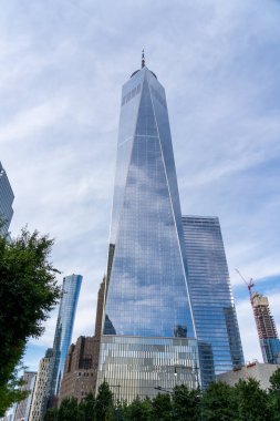 New York City, ABD - 19 Ağustos 2022: Manhattan, New York City, ABD 'de bir Dünya Ticaret Merkezi binası. One World Trade Center (veya Özgürlük Kulesi), New York 'taki en yüksek binadır..