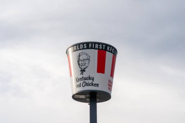 Salt Lake City, Utah, ABD 'deki World' s First KFC (Kentucky Fried Chicken) restoran kovası tabelası. 24 Haziran 2023
