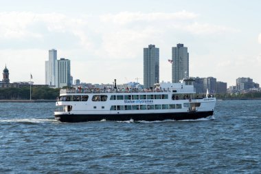 New York City, ABD - 19 Ağustos 2022: New York City, ABD 'de nehir üzerinde heykel şehir turu yapan turistler