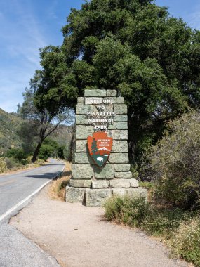 9 Haziran 2023 'te Kaliforniya Pinnacles Ulusal Parkı' na hoş geldiniz. Pinnacles Ulusal Parkı, Salinas Vadisi 'nin doğusundaki dağlık bölgeyi koruyan bir Amerikan milli parkıdır..