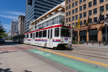 Salt Lake City, Utah, ABD 'de 24 Haziran 2023' te bir UTA tramvay treni. TRAX, Utah 'taki Salt Lake Vadisi' nde bulunan bir hafif demiryolu sistemidir..