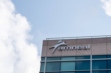 Bridgewater, NJ, ABD - 23 Ağustos 2022: Bridgewater, NJ, ABD 'deki genel merkez binasının amneal işareti. Amneal, bir Amerikan genel ve özel ilaç şirketidir. Boşluğu kopyala