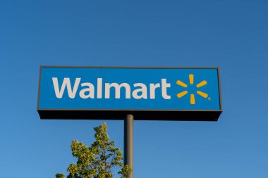 Mavi gökyüzü arkaplanlı Walmart tabelası. Salt Lake City, Utah, ABD, 20 Haziran 2023. Walmart Inc., Amerika Birleşik Devletleri 'nin çok uluslu perakende şirketi..