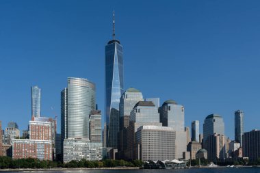 Jersey City, NJ, ABD - 23 Ağustos 2022: Jersey City, NJ, ABD 'den izlenen Manhattan şehir merkezi silueti. Manhattan, New York City 'nin en yoğun nüfuslu 5 ilçesidir..