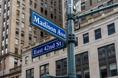 Doğu 42. Cadde ile Madison Caddesi 'nin kesiştiği yer New York, ABD' de görülüyor..