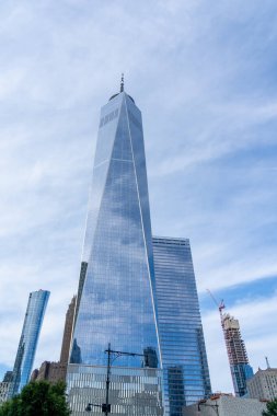 New York City, ABD - 19 Ağustos 2022: Manhattan, New York City, ABD 'de bir Dünya Ticaret Merkezi binası. One World Trade Center (veya Özgürlük Kulesi), New York 'taki en yüksek binadır..