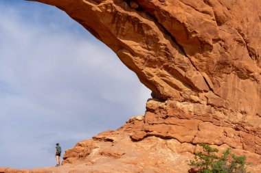 21 Mayıs 2023 'te ABD' nin Utah kentindeki Arches Ulusal Parkı 'nda Çifte Kemer' i ziyaret eden insanlar. Double Arch, Arches Ulusal Parkı 'ndaki en uzun ve ikinci kemerdir..