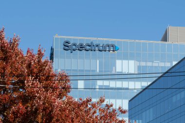 7 Kasım 2023 'te Stamford, Connecticut, ABD' deki Spektrum ofisi. Spektrum Charter Communications 'ın ticari adıdır..