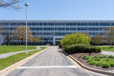 Deerfield, IL, ABD - 3 Mayıs 2023: Deerfield, IL, ABD 'deki One Parkway N' deki Essendant karargahı. Essendant Inc., ulusal toptancı.. 