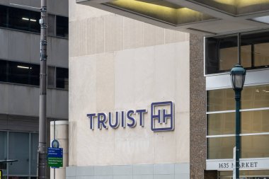 Philadelphia 'da bir Truist banka şubesi, PA, ABD, 4 Kasım 2023. Truist Financial Corporation, BB ve T ve SunTrust Banks 'in birleşmesiyle kurulan bir Amerikan bankası holding şirketidir..