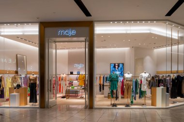 Santa Clara, Kaliforniya, ABD - 10 Haziran 2023: Santa Clara, Kaliforniya 'daki Westfield Valley Panayırı' nda büyük bir kadın giyim mağazası.