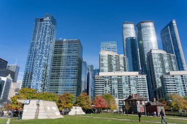 Toronto, Kanada-22 Ekim 2023: Bremner Bulvarı ve Lower Simcoe Caddesi 'nde Toronto ufuk çizgisi, Ripley' s Canada Akvaryumu 'nun yanında, doğuya bakıyor..
