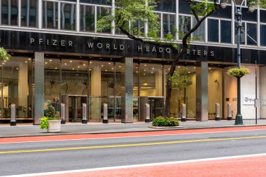 New York City, New York, ABD - 22 Ağustos 2022: Pfizer Dünya Merkezi, New York, ABD. Pfizer Inc., çok uluslu bir ilaç ve biyoteknoloji şirketidir..