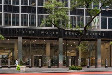 New York City, New York, ABD - 22 Ağustos 2022: Pfizer Dünya Merkezi, New York, ABD. Pfizer Inc., çok uluslu bir ilaç ve biyoteknoloji şirketidir..
