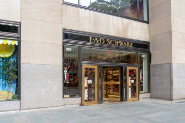 New York City, ABD - 21 Ağustos 2022: New York City, ABD 'deki bir FAO Schwarz mağazası. FAO Schwarz bir Amerikan oyuncak markası ve perakende zinciri..