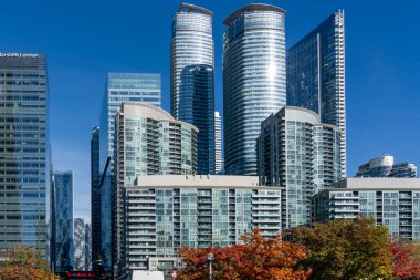 Toronto silueti Bremner Bulvarı ve Lower Simcoe Caddesi 'nde, Kanada' nın Ripley Akvaryumu yakınında 22 Ekim 2023 'te Toronto, Kanada' da doğuya bakıyor..