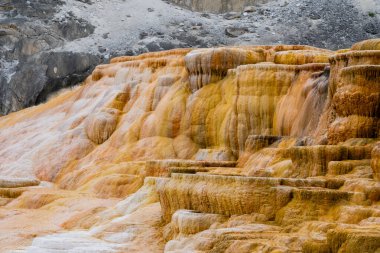 El Tatio, Şili gayzer sahasındaki Sinter teraslarını kapatın. Sıcak kaynaklar taştığında genellikle çok ince taneli silisyondan yapılmış bir kaya oluştururlar ve bu kayalar düz, teras ve tepeciklere dönüşür.