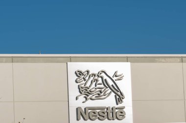 Binadaki Nestle logosu tabelasını kapat. Breinigsville, PA, USA, 3 Kasım 2023. Nestle S.A., İsviçre 'nin çok uluslu gıda ve içecek işleme şirketi..