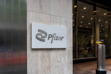 New York City, ABD - 22 Ağustos 2022: Pfizer logosu Pfizer Dünya Merkezi, New York, ABD