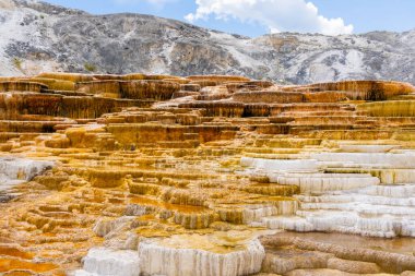 El Tatio, Şili gayzer sahasındaki Sinter teraslarını kapatın. Sıcak kaynaklar taştığında genellikle çok ince taneli silisyondan yapılmış bir kaya oluştururlar ve bu kayalar düz, teras ve tepeciklere dönüşür.