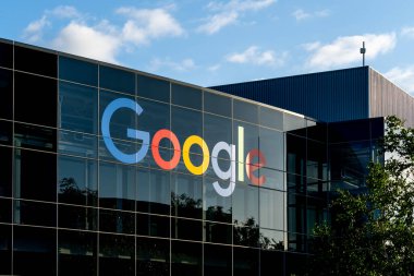 Mountain View, Kaliforniya, ABD 'deki binanın Google logo tabelasını kapatın - 7 Haziran 2023. Google LLC, Amerikan çok uluslu teknoloji şirketidir..