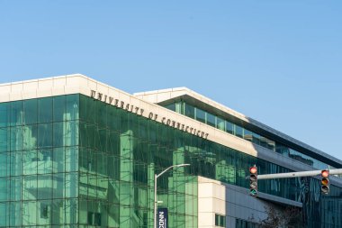 UConn (Connecticut Üniversitesi) Stamford Kampüsü, Stamford, Connecticut, ABD, 7 Kasım 2023 tarihinde. Connecticut Üniversitesi halka açık bir arazi araştırma üniversitesi sistemidir..