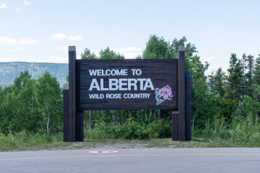 Alberta 'ya Hoş Geldiniz tabelası Kanada' nın Alberta şehrinde görüldü. Alberta, Kanada 'nın batı kesiminde il. 2 Temmuz 2023.