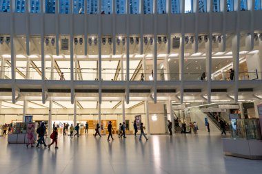 New York City, ABD - 19 Ağustos 2022: Manhattan, New York 'taki Westfield Dünya Ticaret Merkezi' nde insanlar alışveriş yapıyor. Westfield Dünya Ticaret Merkezi Dünya Ticaret Merkezi kompleksinde bir alışveriş merkezidir..