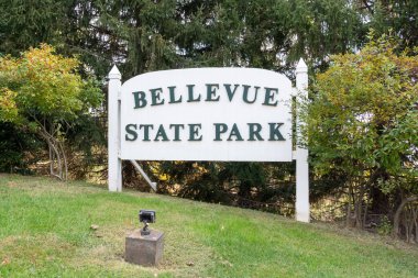 New Castle County, Delaware, ABD 'deki Wilmington banliyösündeki Bellevue Eyalet Parkı girişindeki tabela, 6 Kasım 2023.