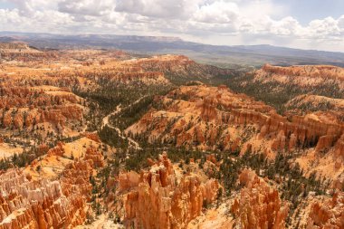 Bryce Canyon Ulusal Parkı, Güney Utah, ABD, 3 Haziran 2023. Bryce Canyon Ulusal Parkı, koyu kırmızı kabadayılarıyla tanınır. Bunlar ilmik şekilli kaya oluşumlarıdır..